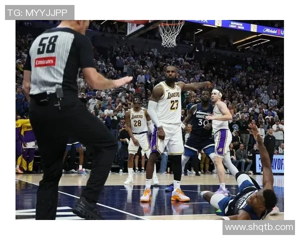 NBA赛场突发小插曲裁判如何应对与判罚细则解析